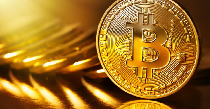 Goldene Bitcoins auf goldenem Hintergrund