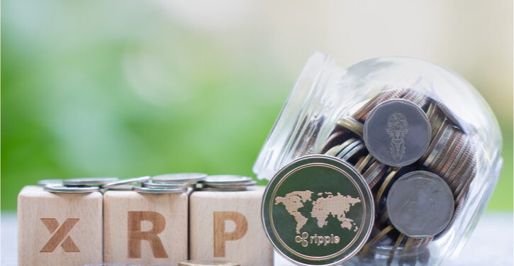XRP-Coin und Holzblöcke
