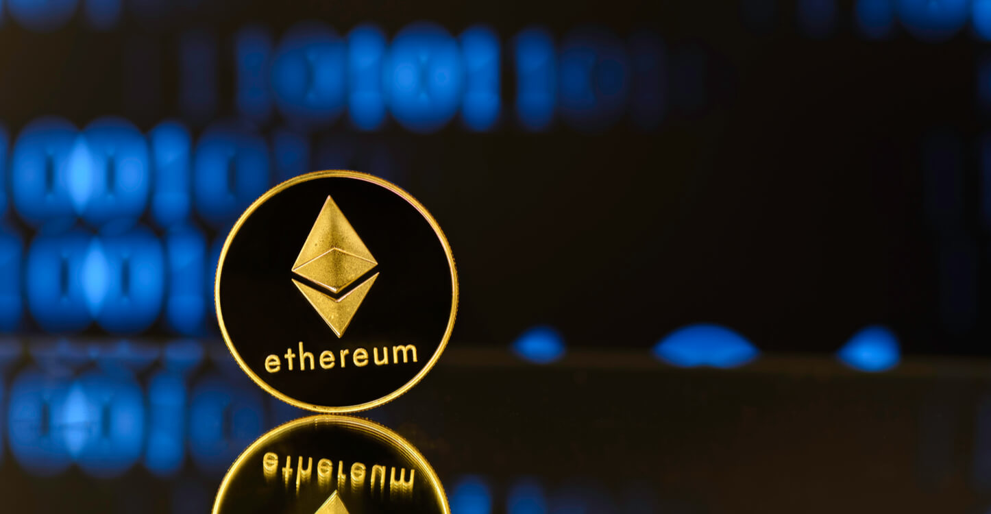 Ethereum Coin auf schwarzem Hintergrund