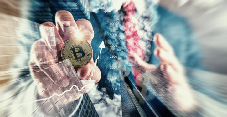 Ein Mann hält Bitcoin, während ein Pfeil in der Nähe des Bitcoins nach oben zeigt