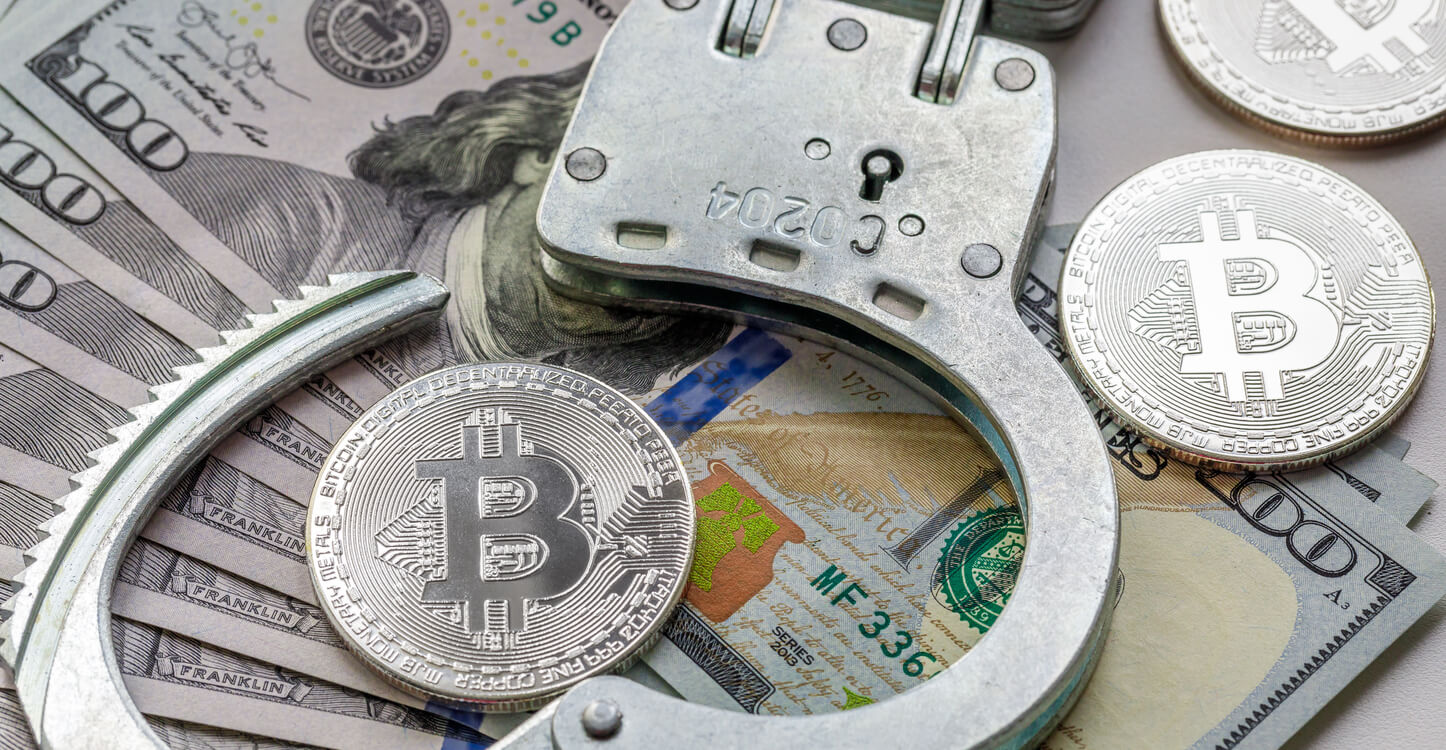 Bitcoin und Handschellen auf Banknoten