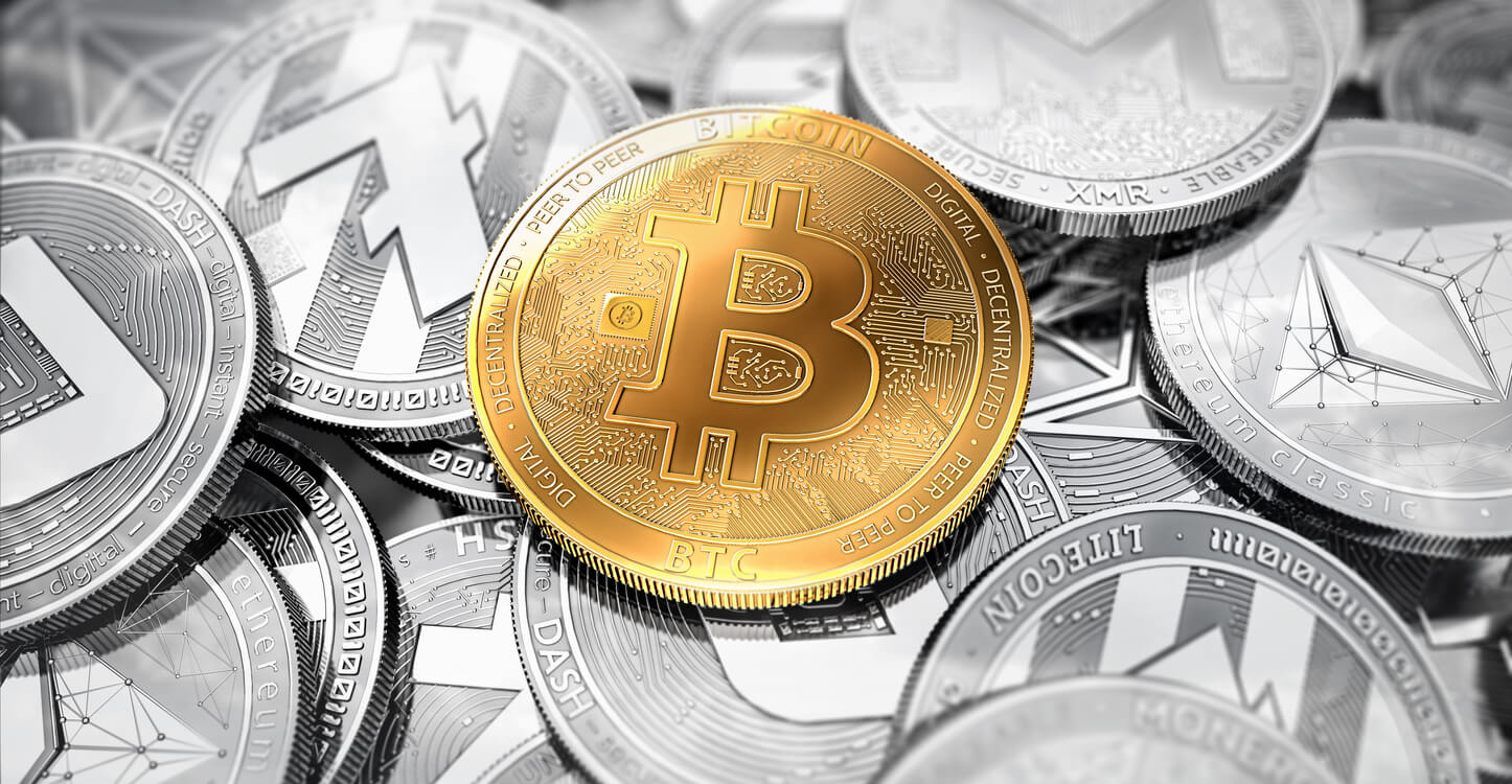 Ein riesiger Stapel von Kryptowährungen mit einem goldenen Bitcoin