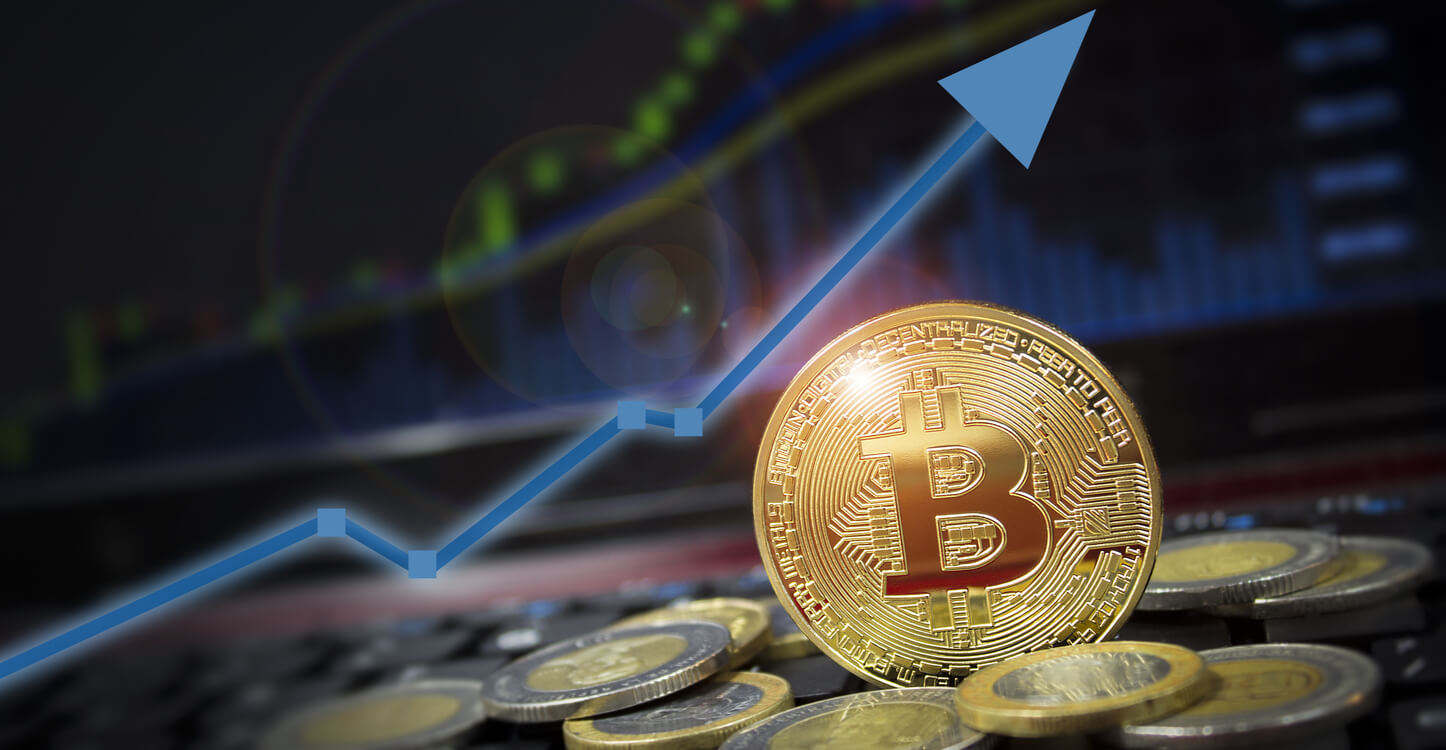 Bitcoin neben einem blauen Pfeil nach oben