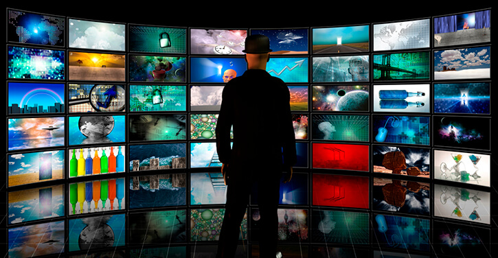 Bild eines Mannes, der eine digitale Kunstgalerie betrachtet