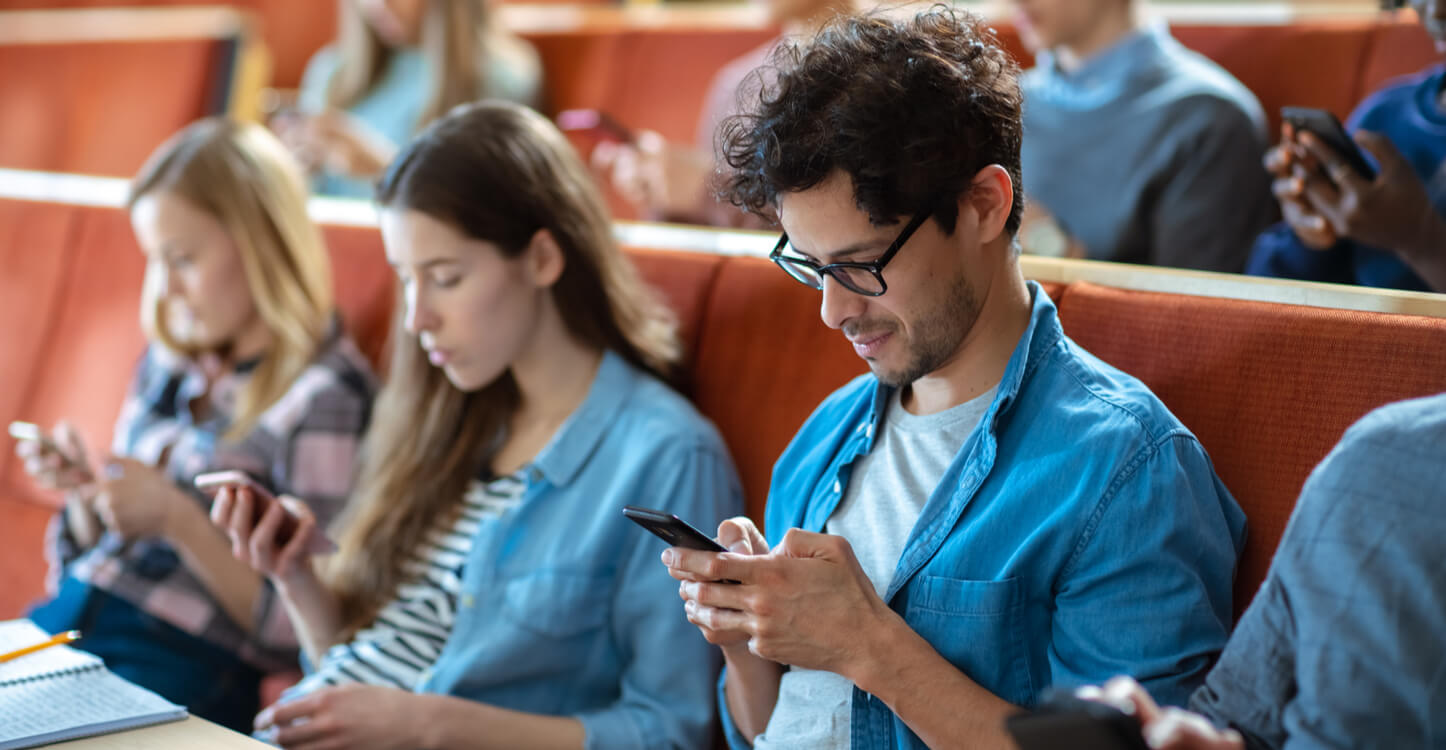 Bild von Studenten mit Smartphones