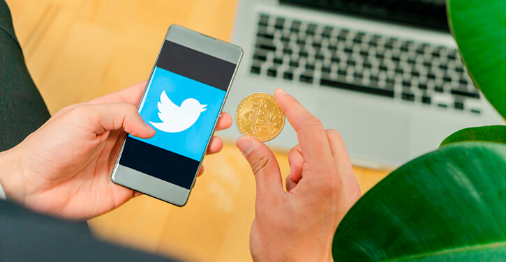 Bild eines Bitcoins und Twitter auf einem Smartphone