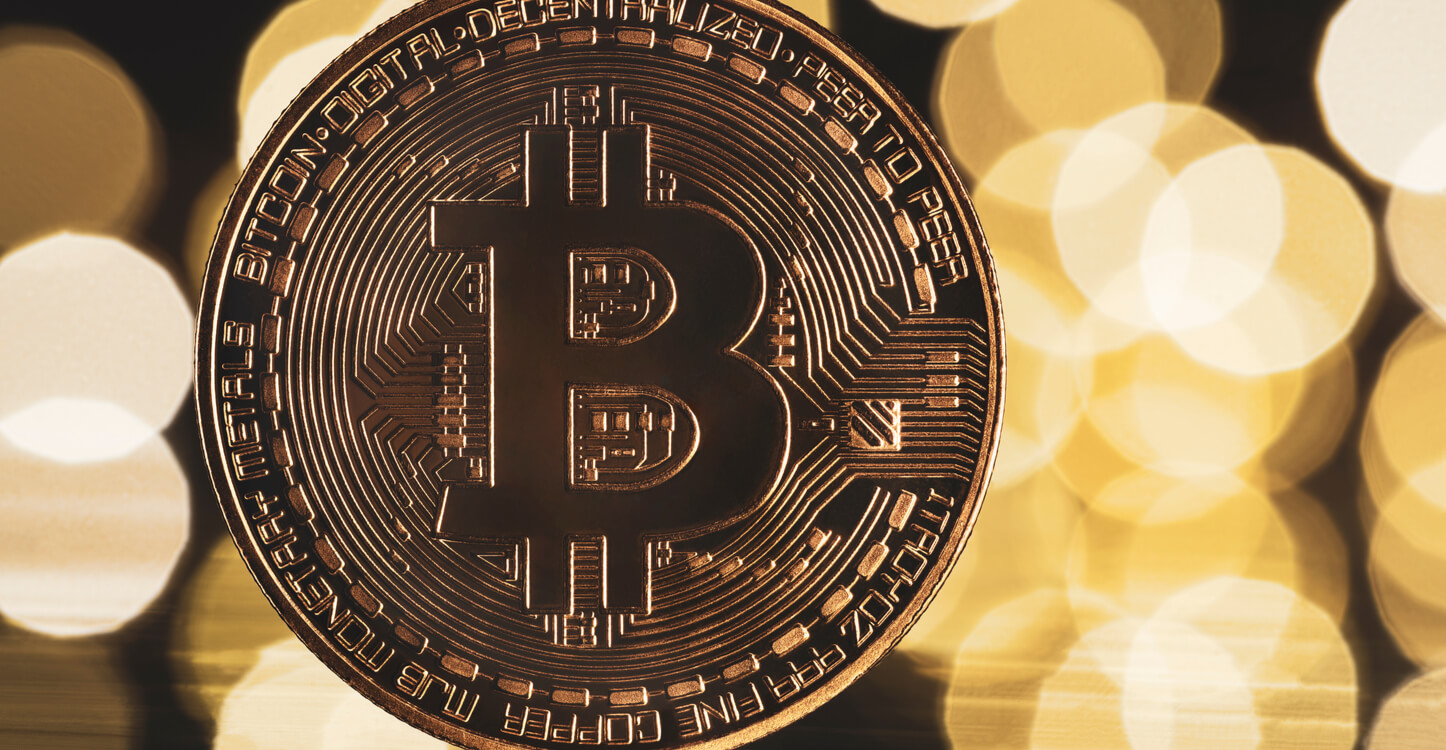 Bitcoin auf schwarz-gelbem Hintergrund