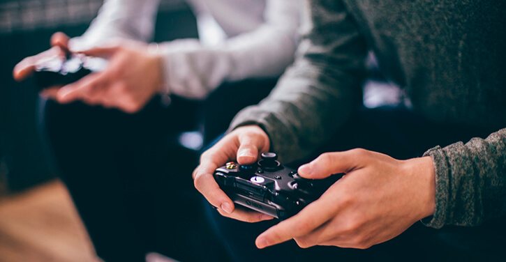 Zwei Spieler, die auf einer Xbox spielen