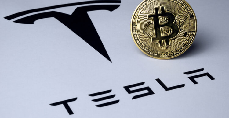 Das Tesla-Logo und ein Bitcoin