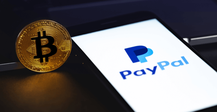Das PayPal-Logo auf einem Mobiltelefon mit Bitcoin im Hintergrund